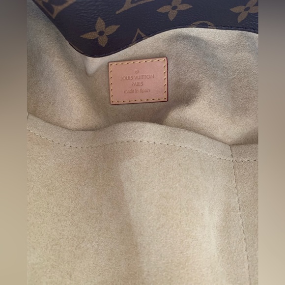 Louis Vuitton Artsy GM Bag - Picture 9 of 13